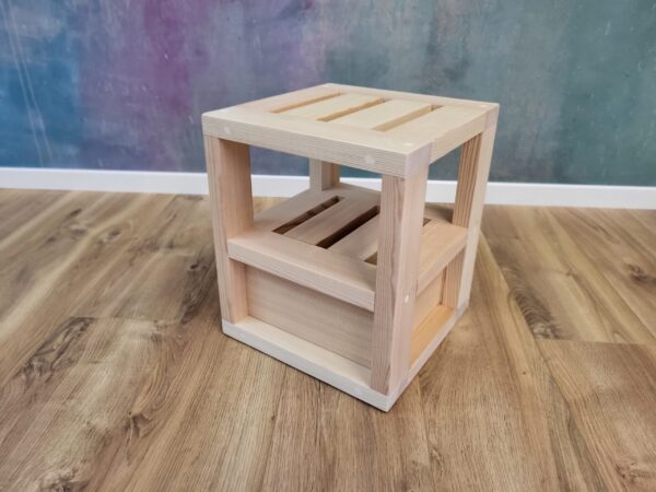 Unser Montessori-Beistelltisch bietet nicht nur eine praktische, sondern auch stilvolle Ablagefläche für dein neues Traumbett