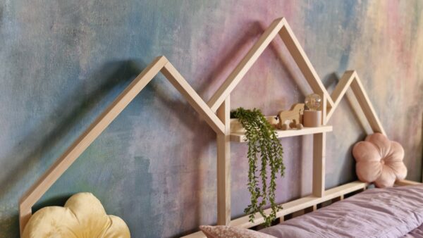 Bodenbett 100x200 mit Rausfallschutz – Detail der Hausform beim Modell VISP