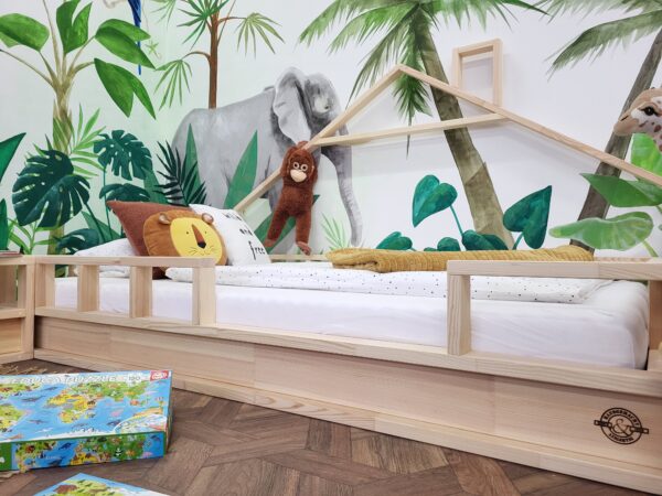 Bodenbett 160 – Modell AMSTERDAM mit Rausfallschutz in Vorderansicht rechts