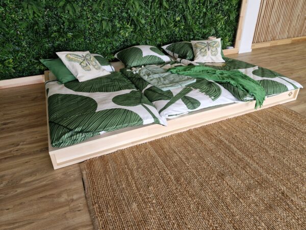 Familienbett 240x200 aus Massivholz – linke Seitenansicht des Modells BASEL