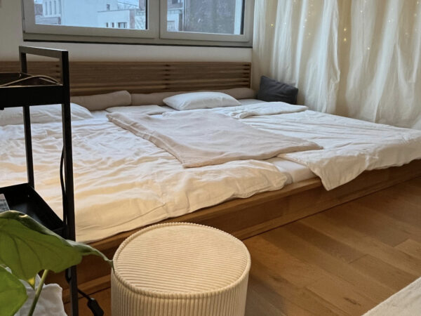 Frontansicht des Familienbetts 240x200 Modell KÜSSNACHT – harmonisches Massivholz-Design für Eltern und Kinder