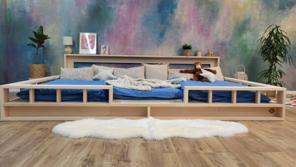 XXL Bett 270x200 – Frontansicht des bodentiefen Familienbetts mit sicherem Rahmen