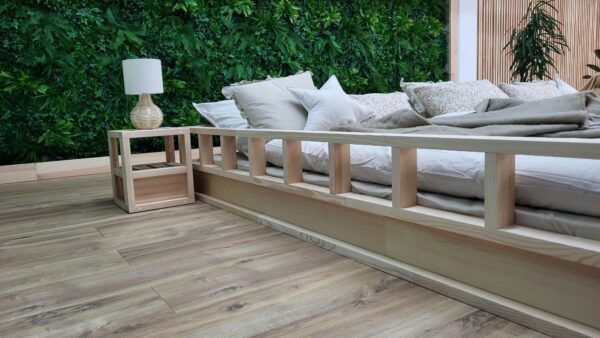 Seitenansicht links vom großen Bett mit Rausfallschutz – Modell BERN in 280x200 cm