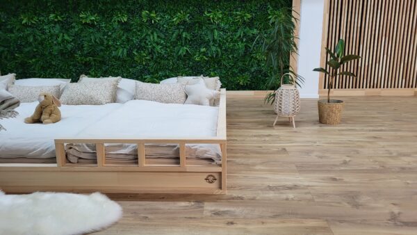 Großes Bett mit Rausfallschutz – rechte Seitenansicht vom Modell BERN in 280x200 cm