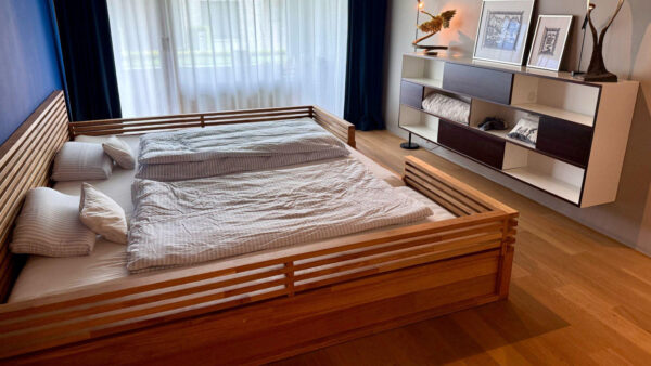 Linke Seitenansicht Familienbodenbett 300x200 mit Rausfallschutz – Modell KÜSSNACHT