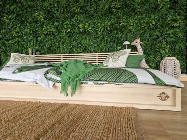 Familienbett 300x200 aus Holz – Seitenansicht rechts Modell KÜSSNACHT