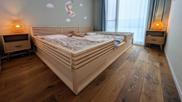 Familienbodenbett 300x200 mit abnehmbarem Rausfallschutz – Modell KÜSSNACHT