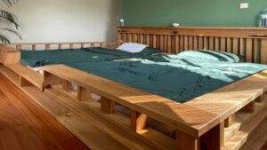 Familienbett 300 x 200 aus Massivholz – Modell WEGGIS mit Rausfallschutz