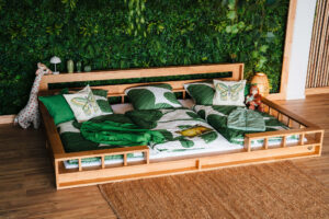 familienbett xxl – Titelbild des großen 320x200 cm Familienbetts LUZERN mit sicherem Rausfallschutz