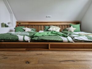 Familienbett 360 WEGGIS – Titelbild des Betts aus Massivholz