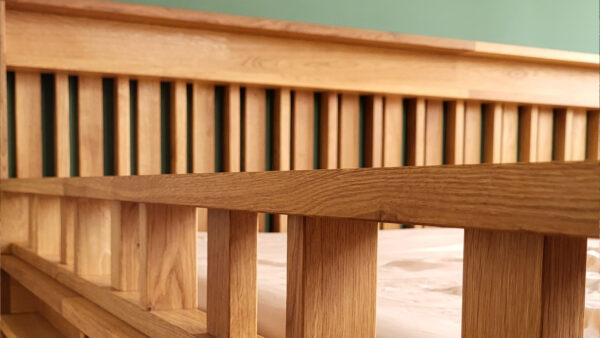 Detailaufnahme – Montessori Familienbett 320×200 mit Rausfallschutz links