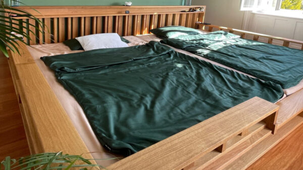 Montessori Familienbett 320×200 – linke Seitenansicht mit Rausfallschutz