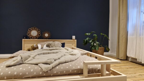 Boden Bett mit Rausfallschutz 180x200 – rechte Seite von vorne