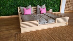 bodenbett 140x200 aus massivholz mit abnehmbarem rausfallschutz – modell KÜSSNACHT