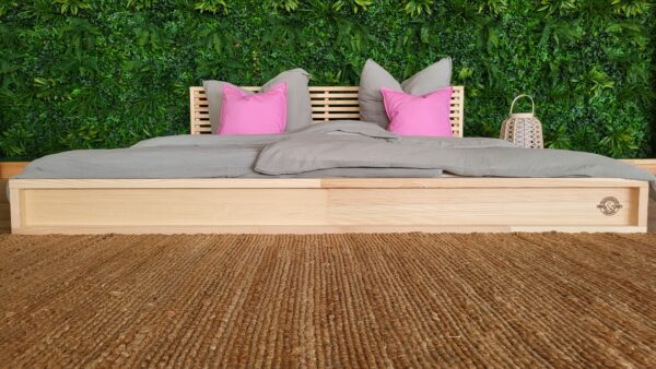 Futonbett 200x200 aus Massivholz Modell KÜSSNACHT mit klarer Linienführung