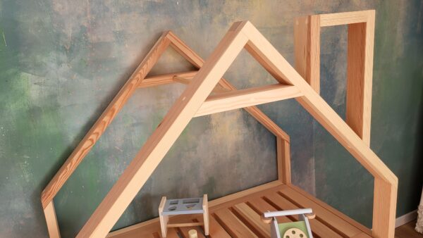 Montessori Regal mit Hausform-Detail aus Massivholz