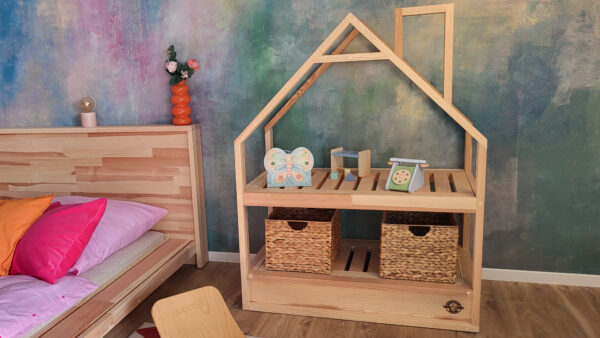 Montessori Regal aus Massivholz in natürlicher Ausführung