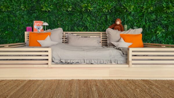 Bett XXL aus Holz – Vorderansicht mit Rausfallschutz
