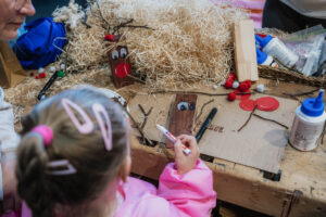 Bastelaktion für Kinder auf der Family Circle Messe in Düsseldorf am Stand von Handgemacht & 1zigartig mit dem Familybed