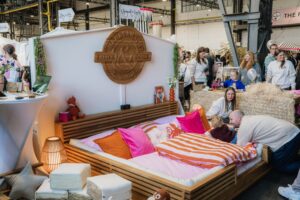 Persönliche Kundenberatung am Familybed auf der Family Circle Messe durch Handgemacht & 1zigartig