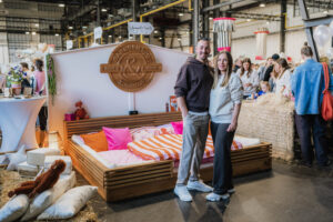 Sara und Robin von Handgemacht & 1zigartig vor dem Familybed auf der Family Circle Messe in Düsseldorf